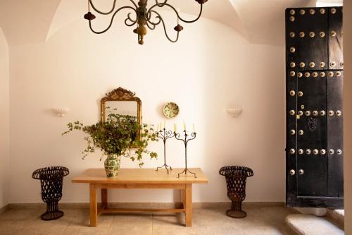 a dining room with a table and a mirror at Casa Pizarro Hotel in Cáceres
