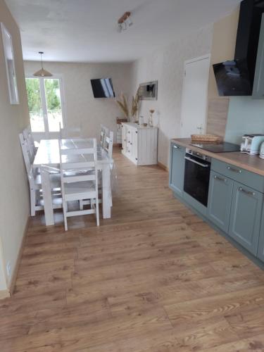 une cuisine avec une table et une salle à manger dans l'établissement à l'air du Mont, à Roz-sur-Couesnon