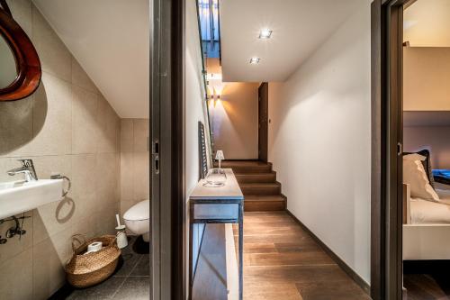 孔布盧的住宿－Chalet Purdey Combloux - BY EMERALD STAY，一个小浴室,设有通往卧室的楼梯