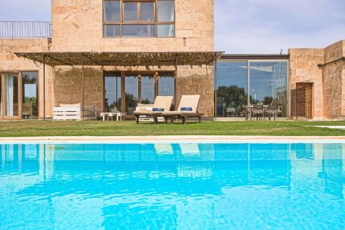 - une piscine en face d'une maison dans l'établissement Finca Son Coranta, à Campos