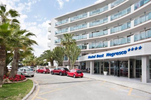 una representación de un hotel al lado de un estacionamiento en Hotel Best Negresco, en Salou