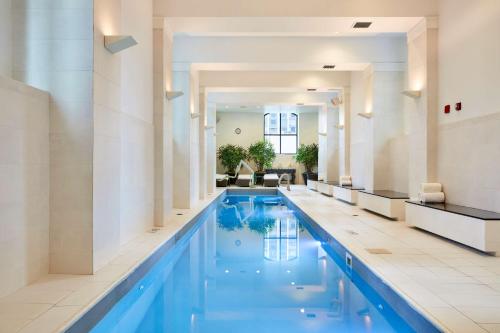 - une piscine d'eau bleue dans le hall de l'hôtel dans l'établissement Waldorf Astoria Chicago, à Chicago