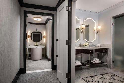 Koupelna v ubytování Waldorf Astoria Chicago