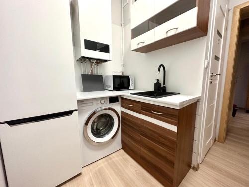 una pequeña cocina con lavadora y fregadero en MMRent Princess Room en Gdansk