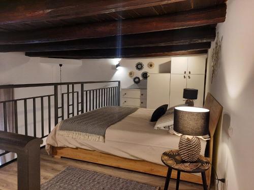 1 dormitorio con 1 cama grande y 1 silla en Casina San Gregorio Apartment, en Nápoles