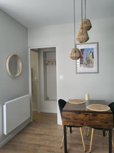 une salle à manger avec une table et des chaises dans l'établissement La Petite Perle de Quimper, à Quimper