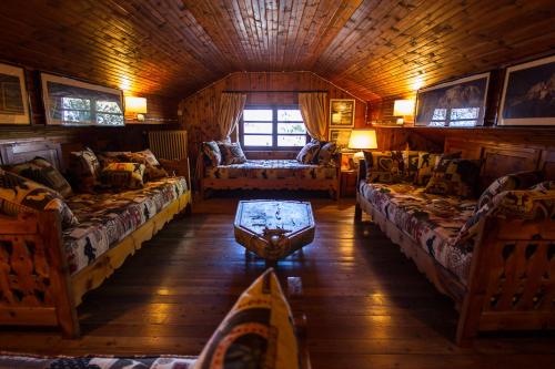 een woonkamer met banken en een tafel in een hut bij Chaletbethere in Pila