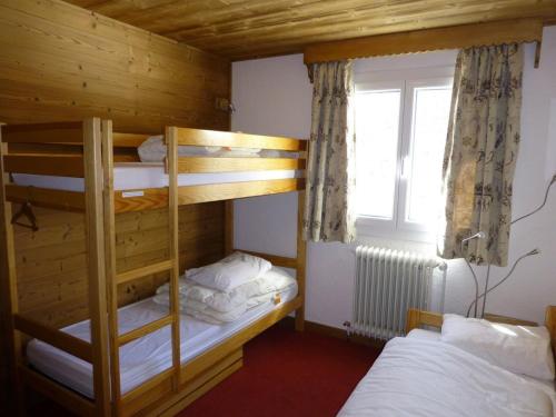 a bedroom with two bunk beds and a window at Appartement 75m², 8 pers., proche télésiège, Vieil Alpe - Alpe d'Huez - FR-1-405-132 in L'Alpe-d'Huez