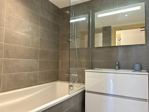 Appartement Les Gets, 3 pièces, 6 personnes - FR-1-623-116 tesisinde bir banyo