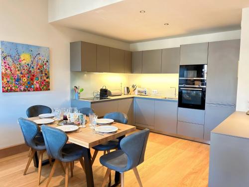 une salle à manger avec une table et des chaises dans une cuisine dans l'établissement Appartement de Charme au Centre des Gets, 2 Chambres, Terrasse, Parking, Services Inclus - FR-1-623-348, aux Gets