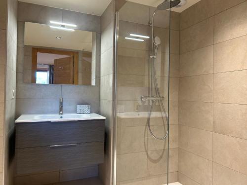 une salle de bain avec douche et lavabo dans l'établissement Appartement de Charme au Centre des Gets, 2 Chambres, Terrasse, Parking, Services Inclus - FR-1-623-348, aux Gets