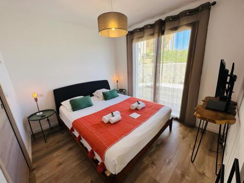 A bed or beds in a room at "Villa Cavone" vue mer - piscine privée