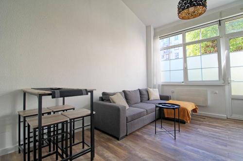 un salon avec un canapé et une table dans l'établissement Le Cosy’ Moderne - Proche Musée d'Art Moderne, à Strasbourg