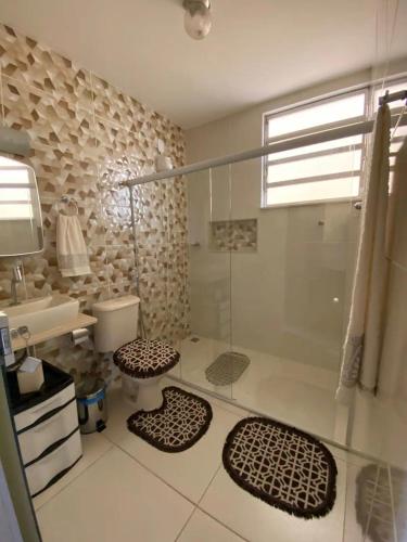 uma casa de banho com um chuveiro, um WC e um lavatório. em Casa acolhedora e familiar em Campos dos Goytacazes