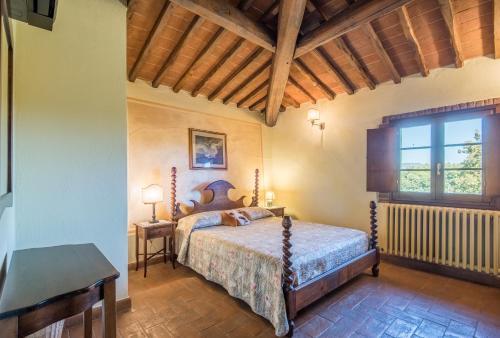 um quarto com uma cama e uma janela em Appartamento il Granaio em Rapolano Terme