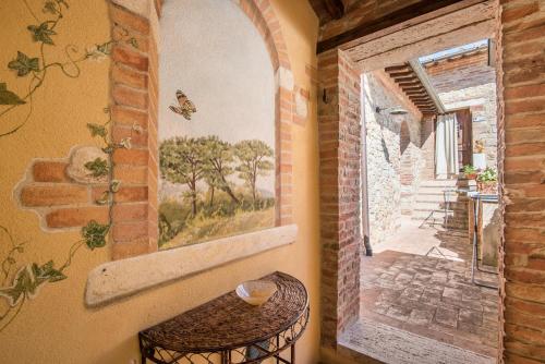 Appartamento il Granaio في رابولانو تيرمي: غرفة بها لوحة على الحائط وطاولة