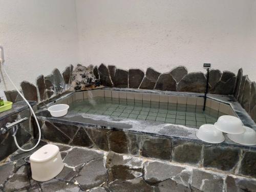 uma casa de banho com uma banheira com três tigelas em Hotel Tae Windsor em Myoko