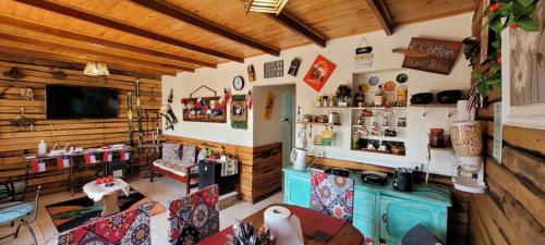 Hostal Sol y Luna في سانتياغو: غرفة مع صالون حلاقة بجدران خشبية