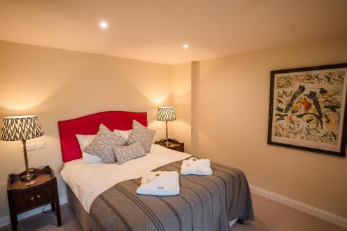 Una cama o camas en una habitación de The Loddon Swan