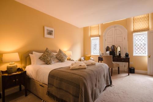 Una cama o camas en una habitación de The Loddon Swan