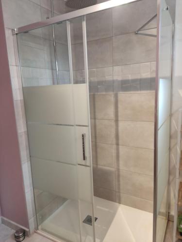 een douche met een glazen deur in de badkamer bij à l'air du Mont in Roz-sur-Couesnon