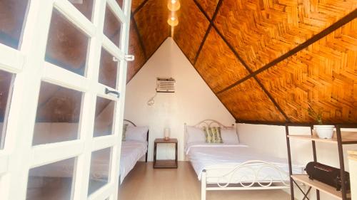 um quarto com 2 camas num sótão em Casa Cabana Mabalacat em Mabalacat