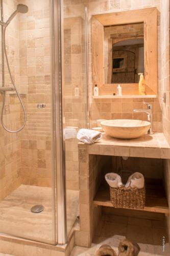 une salle de bain avec un lavabo et une douche dans l'établissement Orsière Appartements VTI, à Val Thorens