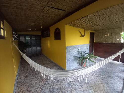 Casas No Saco do Céu في Saco do Ceu: أرجوحة في غرفة ذات جدار أصفر