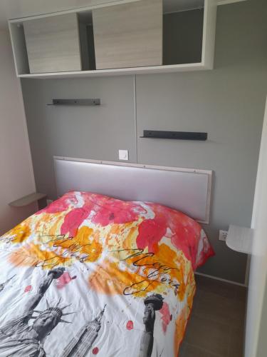 LitteauにあるMobil homeのベッドルーム1室(絵画が描かれたベッド1台付)