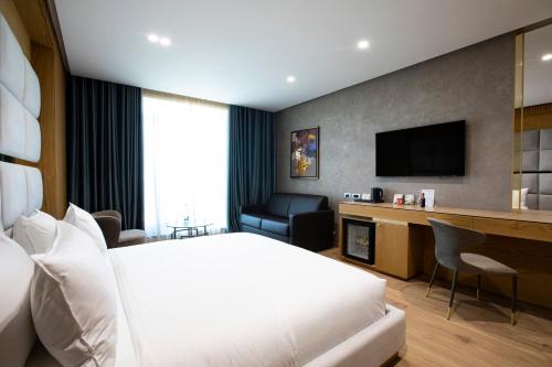 Una cama o camas en una habitación de Marinaj Hotel & SPA