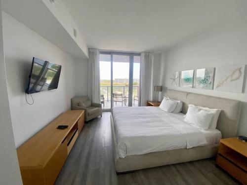 een hotelkamer met een bed en een televisie bij Excellent Aptm Miami Beach 1B/1B in Hallandale Beach