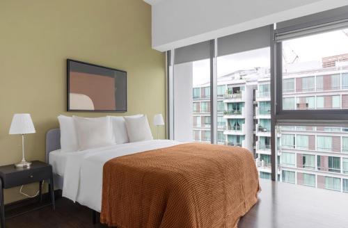 um quarto com uma cama grande e uma janela grande em Luxury 1Bedroom Apartment in Singapore! em Singapura