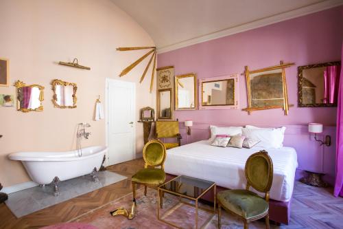 - une chambre avec un lit et une baignoire dans l'établissement Stella d'Italia, à Florence