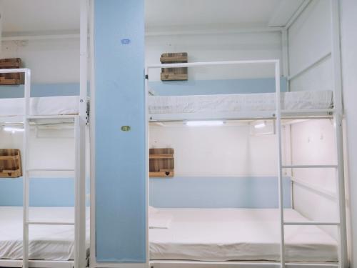 um quarto com dois beliches em Onederz Hostel Hangzhou em Hangzhou