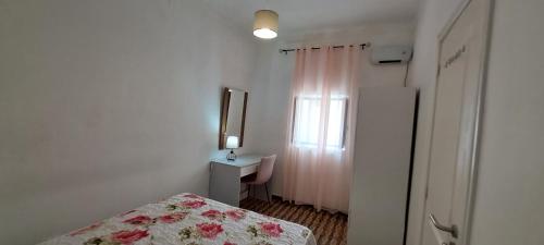 - une petite chambre avec un lit et une fenêtre dans l'établissement Casa Lavradores, Torrao, à Torrão