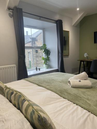 Un dormitorio con una cama grande y una ventana en Black Bull Hotel, en Bellingham