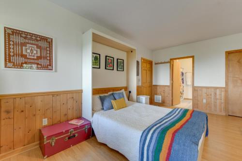 Postel nebo postele na pokoji v ubytování Pet-Friendly Waynesville Retreat with Hot Tub!