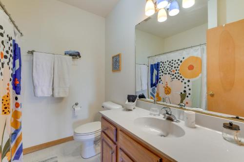 La salle de bains est pourvue d'un lavabo, de toilettes et d'un miroir. dans l'établissement Pet-Friendly Waynesville Retreat with Hot Tub!, à Waynesville