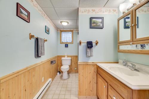 łazienka z toaletą i umywalką w obiekcie Kid-Friendly Lake Ariel Cabin with Resort Amenities! w mieście Lake Ariel