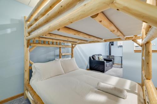 sypialnia z łóżkiem z drewnianą ramą w obiekcie Kid-Friendly Lake Ariel Cabin with Resort Amenities! w mieście Lake Ariel
