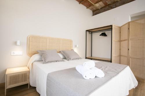 um quarto com uma cama com duas toalhas em Tgna Reding 22 em Tarragona