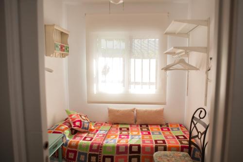 เตียงในห้องที่ Casa con encanto junto a la playa de La Puntilla