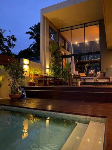 Designer Villa with solar power at epic eco-beach tesisinde veya buraya yakın yüzme havuzu