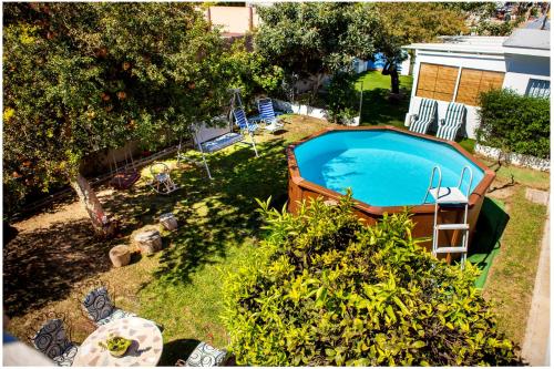 聖瑪麗亞港的住宿－Casa con encanto junto a la playa de La Puntilla，享有后院的上方景色,设有游泳池