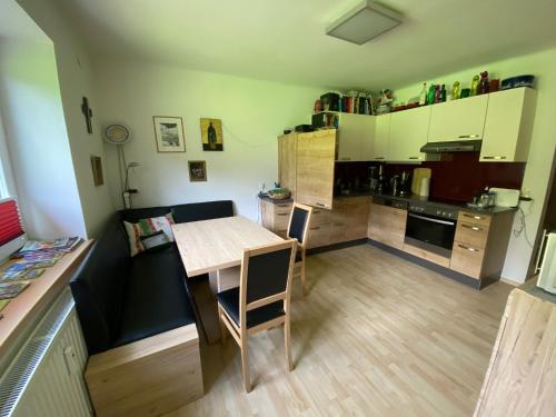 cocina con mesa de madera, mesa y sillas en Family Appartment - Dachstein View, en Ramsau am Dachstein