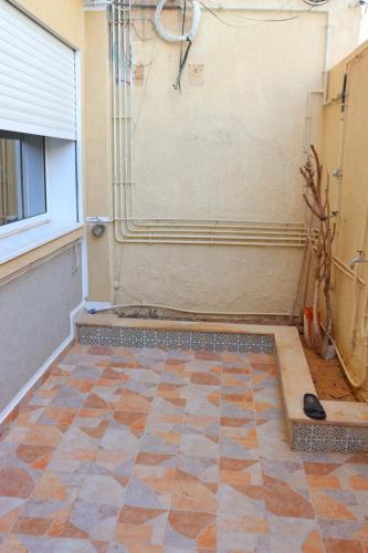 a bathroom with a shower and a tiled floor at séjournez auprès de toutes les commodités in Sousse