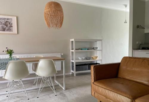 a living room with a couch and a table and chairs at Ferienwohnung DREI Hof Himmelgrün in Saal