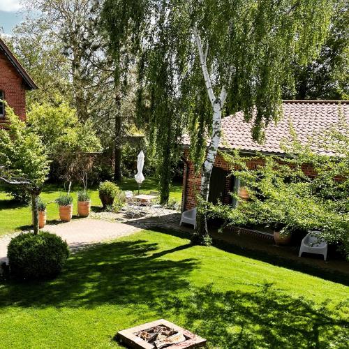 a yard with a tree and a house at Ferienwohnung DREI Hof Himmelgrün in Saal