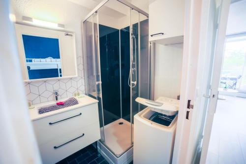 een badkamer met een douche en een wastafel bij L'Épicentre - Clim - Vu sur port- Terrasse -Plage TOP PROS SERVICES in La Grande-Motte