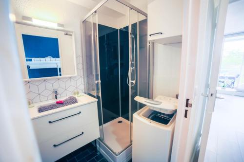 une salle de bain avec douche et lavabo dans l'établissement L'Épicentre - Clim - Vu sur port- Terrasse -Plage TOP PROS SERVICES, à La Grande Motte